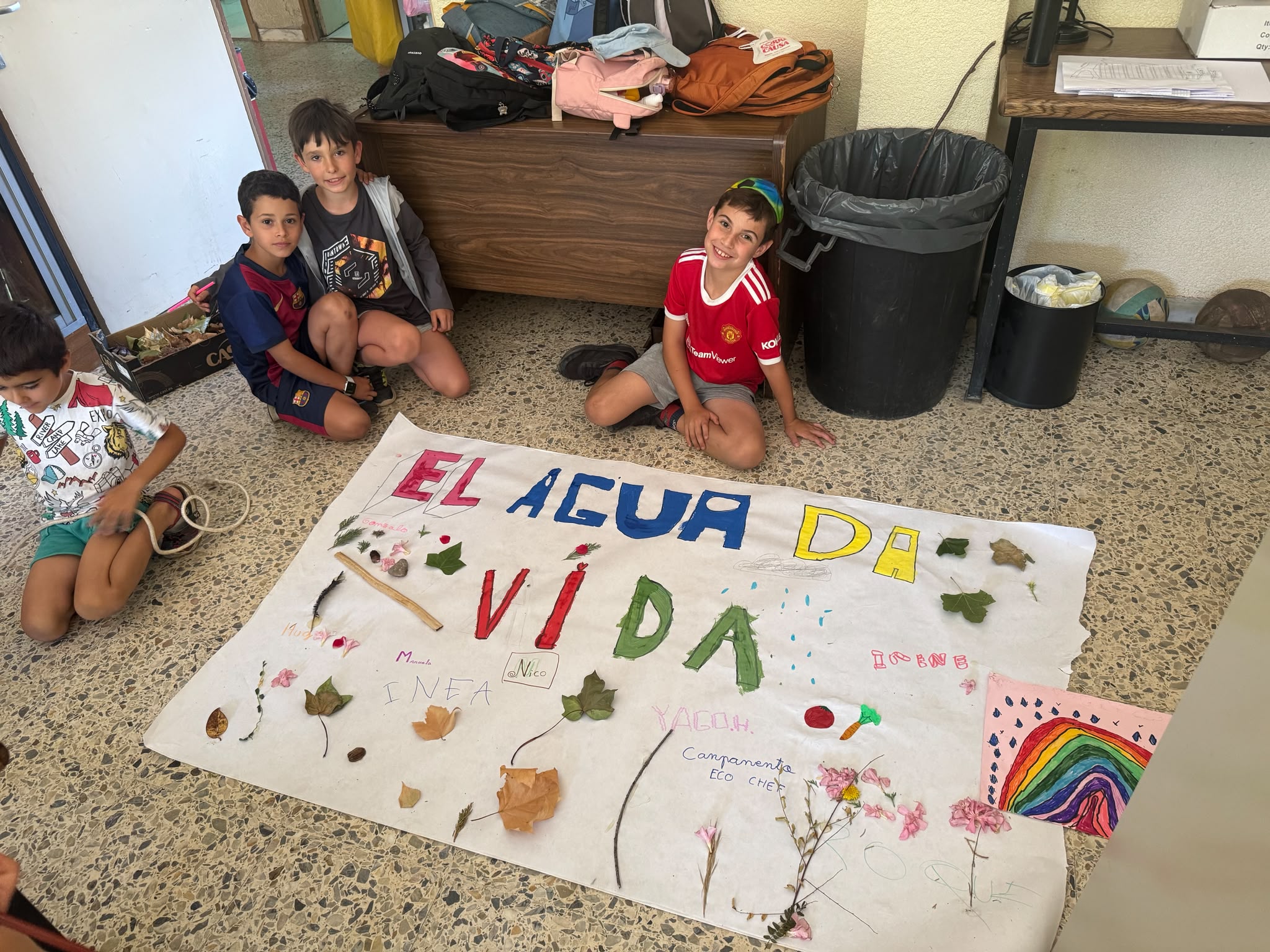 Niños campamento ECO-CHEF de Fundación INEA pintando un mural